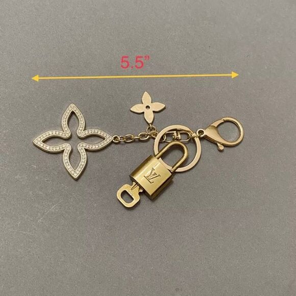 LOUIS VUITTON LOCK AND KEY 🔐 ON GOLD TONE KEYCHAIN #300 - Picture 6 of 8